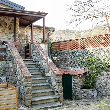 Guesthost - La Casa Delle Cinque Lune - Quiet Escape Apartment Ortonovo