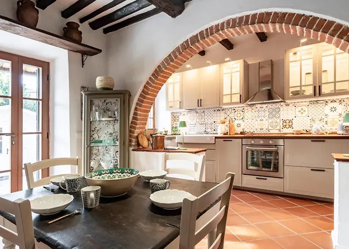 Guesthost - La Casa Delle Cinque Lune - Quiet Escape Apartment *
